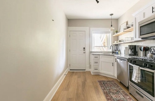 Lexington Apartamento | Newly Renovated 2BR Apartment w/ Free Parking in Downtown