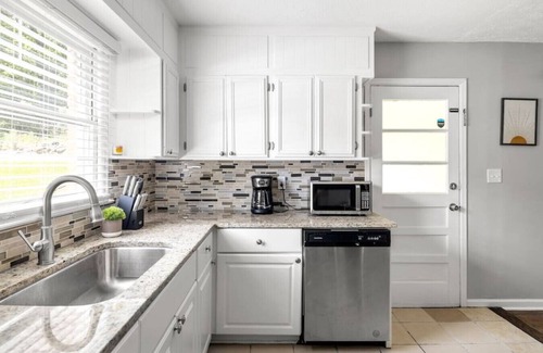 Church Street Casa | Newly Renovated 3/1 Near Downtown ATL and Airport