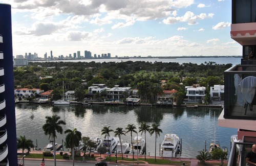 Mid Beach Condominio | Condominio 3/2 recientemente renovado en el Hotel Alexander de Miami Beach