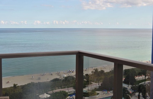 Mid Beach Condominio | Condominio 3/2 recientemente renovado en el Hotel Alexander de Miami Beach