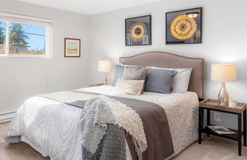 The Bowl of Edmonds Apartamento | Newly renovated 3 bdrm with view and 10 min walk to beach