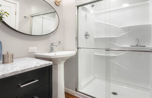 The Bowl of Edmonds Apartamento | Newly renovated 3 bdrm with view and 10 min walk to beach