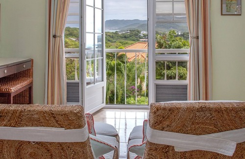 Cap Estate Villa | Newly Renovated 3-bed Spacious Family Home - Villa Decaj 3 Bedroom Home by RedAwning