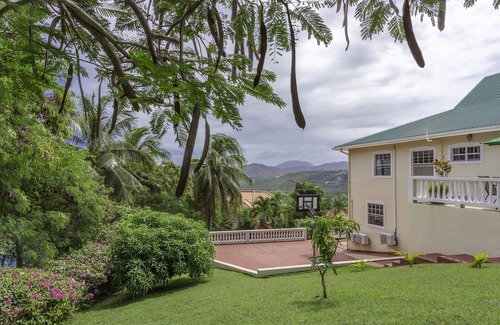 Cap Estate Villa | Newly Renovated 3-bed Spacious Family Home - Villa Decaj 3 Bedroom Home by RedAwning