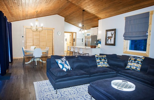 Deer Park Cabina | Cabaña Sunriver recientemente renovada de 3 habitaciones / 2 baños con WiFi, aire acondicionado, pases Sharc