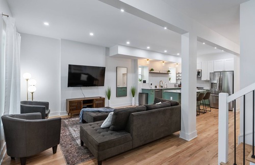 Weinland Park Casa | Newly Renovated 3 story house near Short North, Free parking and full backyard.