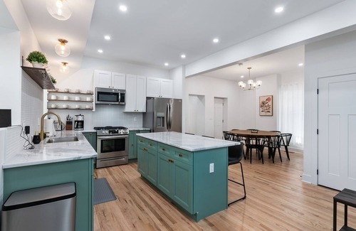 Weinland Park Casa | Newly Renovated 3 story house near Short North, Free parking and full backyard.