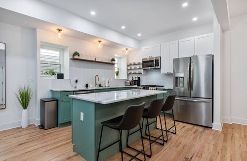 Weinland Park Casa | Newly Renovated 3 story house near Short North, Free parking and full backyard.