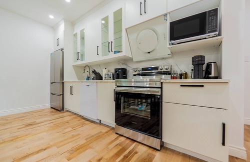 Cote-Des-Neiges—Notre-Dame-De-Grace Apartamento | Newly Renovated 3BR/2BA | Spacious & Modern