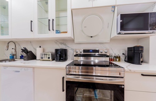 Cote-Des-Neiges—Notre-Dame-De-Grace Apartamento | Newly Renovated 3BR/2BA | Spacious & Modern