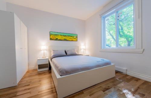 Cote-Des-Neiges—Notre-Dame-De-Grace Apartamento | Newly Renovated 3BR 2BA Spacious and Modern