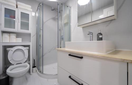 Cote-Des-Neiges—Notre-Dame-De-Grace Apartamento | Newly Renovated 3BR 2BA Spacious and Modern