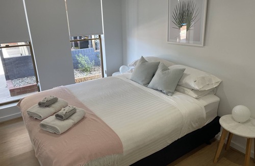 Yarrawonga Casa | Newly Renovated 4 bedroom, 3 bathroom House with Pool. Walk Everywhere