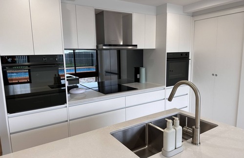 Yarrawonga Casa | Newly Renovated 4 bedroom, 3 bathroom House with Pool. Walk Everywhere