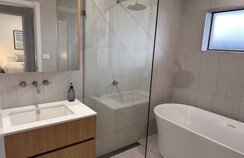 Yarrawonga Casa | Newly Renovated 4 bedroom, 3 bathroom House with Pool. Walk Everywhere