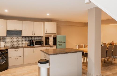 Tarvin Casa | Newly Renovated 4 bed in Tarvin, Near Chester - Sleeps up to 15