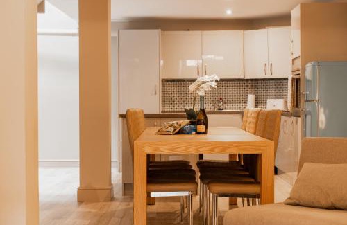 Tarvin Casa | Newly Renovated 4 bed in Tarvin, Near Chester - Sleeps up to 15
