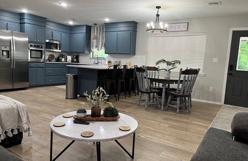 Kingston Casa | Newly Renovated 4-bedroom house is a 5 minute walk to Buncombe Creek Marina