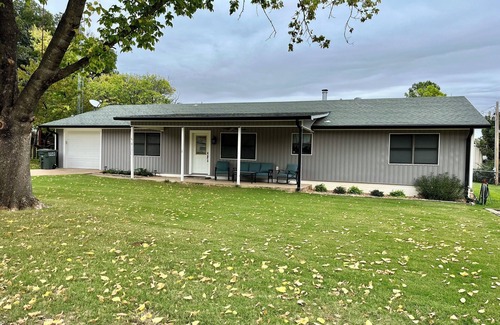 Kingston Casa | Newly Renovated 4-bedroom house is a 5 minute walk to Buncombe Creek Marina
