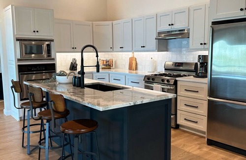 Vinita Casa | Newly Renovated 4B, 2.5 bath Lakefront home with South Grand Lake Views and dock