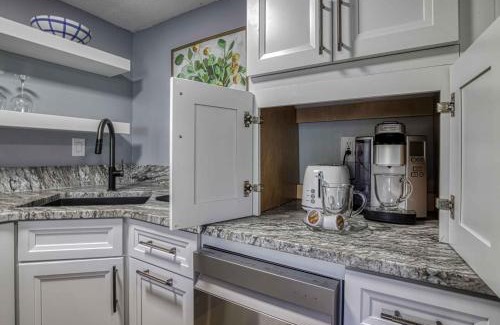 Sevierville Casa | Newly Renovated 5 Star Condo, Pool, Gorgeous View