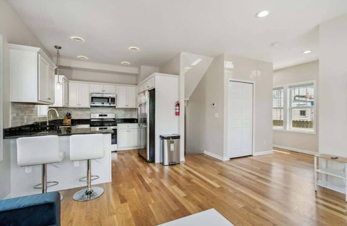 Lyn-Lake Casa | Newly Renovated 5BD 4BA Home near Downtown