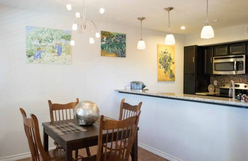 Greenway Plaza-Upper Kirby Condominio | Recientemente renovado, todo tuyo al lado de Galleria, West U y River Oaks