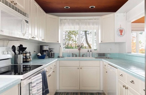 Freeland Casa | NEWLY Renovated Anchor House | Rooftop Patio | Pet Friendly | 3min Walk to Beach