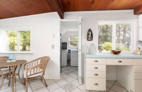 Freeland Casa | NEWLY Renovated Anchor House | Rooftop Patio | Pet Friendly | 3min Walk to Beach