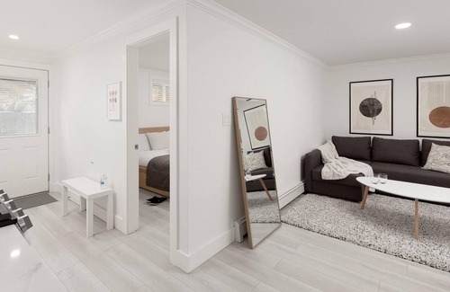Burnaby Casa | Newly Renovated and Tastefully Furnished 1 BD- 1bath Suite