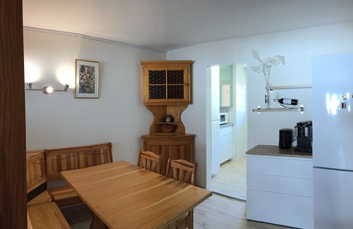 Leukerbad Apartamento | Apartamento recientemente renovado con vistas panorámicas en el complejo suizo de esquí / baño caliente