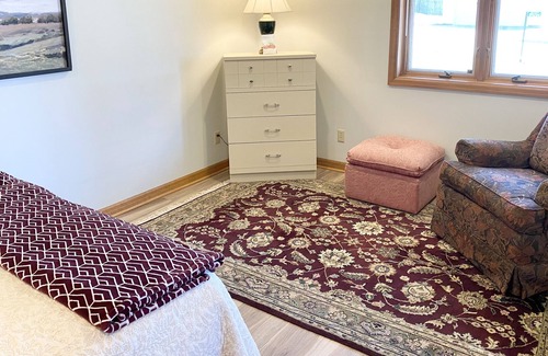 Lake Ripley Apartamento | Newly renovated apartment on 90’ of Lake Ripley shoreline!