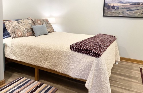Lake Ripley Apartamento | Newly renovated apartment on 90’ of Lake Ripley shoreline!