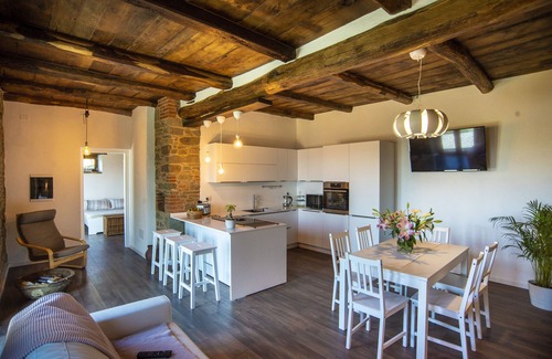 Pieve Fosciana Apartamento | Newly renovated barn with beautiful infinity pool and garden, walk to restaurant