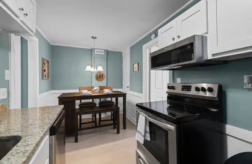 Fox Hill - Grandview Casa | Newly-Renovated Beach Bungalow-Walk to Beach