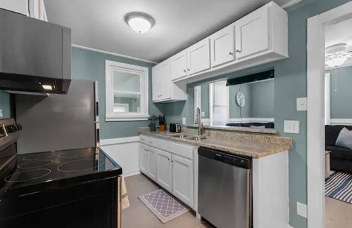 Fox Hill - Grandview Casa | Newly-Renovated Beach Bungalow-Walk to Beach