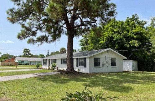 Bayshore Gardens Casa | Newly renovated Bradenton bungalow