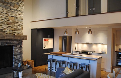 Domaine Nansen Condominio | Recientemente renovado chalet contemporáneo a la derecha en la montaña con bañera de hidromasaje