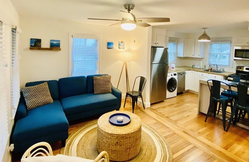 Easton's Point Cabaña | Newly Renovated - Charming Cottage by Easton's Beach