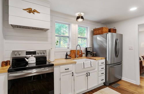 Franklin Cabaña | Newly Renovated Charming Little Leiper's Cottage
