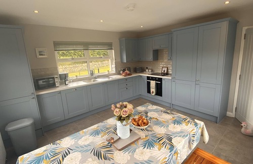 Loughinisland Cabaña | *NEWLY RENOVATED* Cosy Country Cottage, Sleeps 5, (4 star)