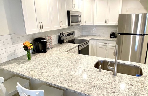 Laurel Condominio | Newly Renovated Condo in gated community, Walking Distance to Nokomis Beach
