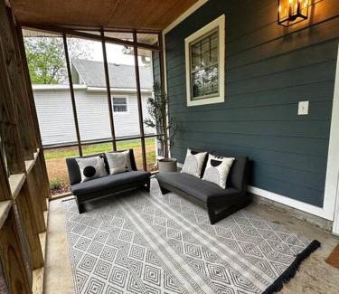 Murfreesboro Apartamento | Newly Renovated Cottage including Driveway in Downtown Murfreesboro