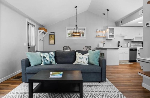 Baldwin Casa | Newly Renovated Cottage on Wolf Lake