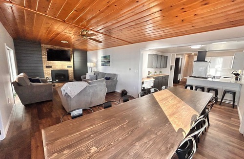 Baldwin Casa | NEWLY RENOVATED lakefront cottage on Wolf Lake!