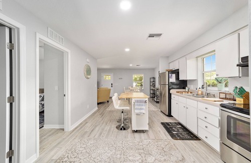 Historic District Cabaña | Newly renovated cottage walking distance to downtown Ocala square. Quiet street.