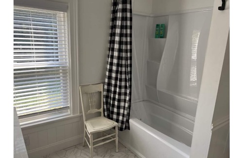 Jefferson Otro | Newly Renovated Country Farmhouse. Great room, Large kitchen, Bright 3 bd/2.5 ba