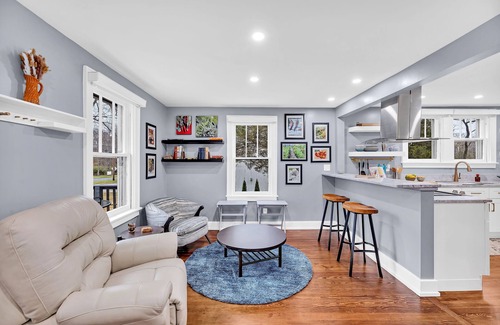 Amelia Casa | Newly renovated Cozy home with chef kitchen, pretty much fully stocked