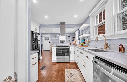 Amelia Casa | Newly renovated Cozy home with chef kitchen, pretty much fully stocked