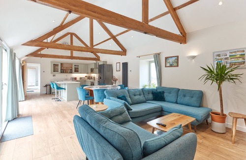 Haresfield Casa | Newly Renovated Dairy Barn on Idyllic Cotswold Farm